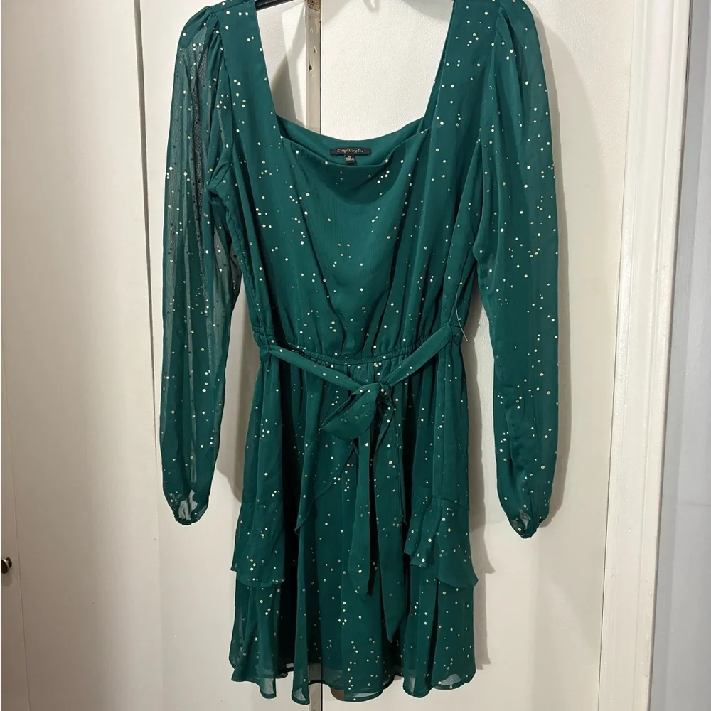 Elegant Green Dress with Sparkling Accents - Picture 1 of 8